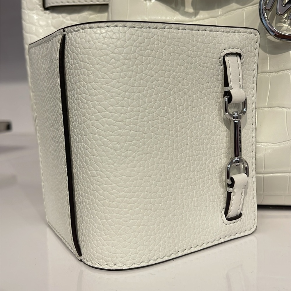 MICHAEL KORS Carson Small Pebbled Leather Wallet
OPTIC WHITE
NWT - Picture 11 of 16
